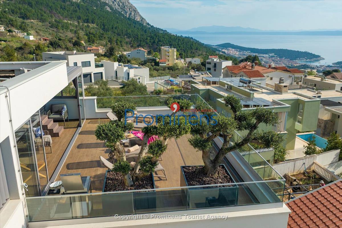 Luxus Penthouse Sara mit Meerblick, Dachterrasse mit Whirlpool, Sonnenliegen, Essbereich und Küche,  Parkplatz , E Ladestation inklusive. 