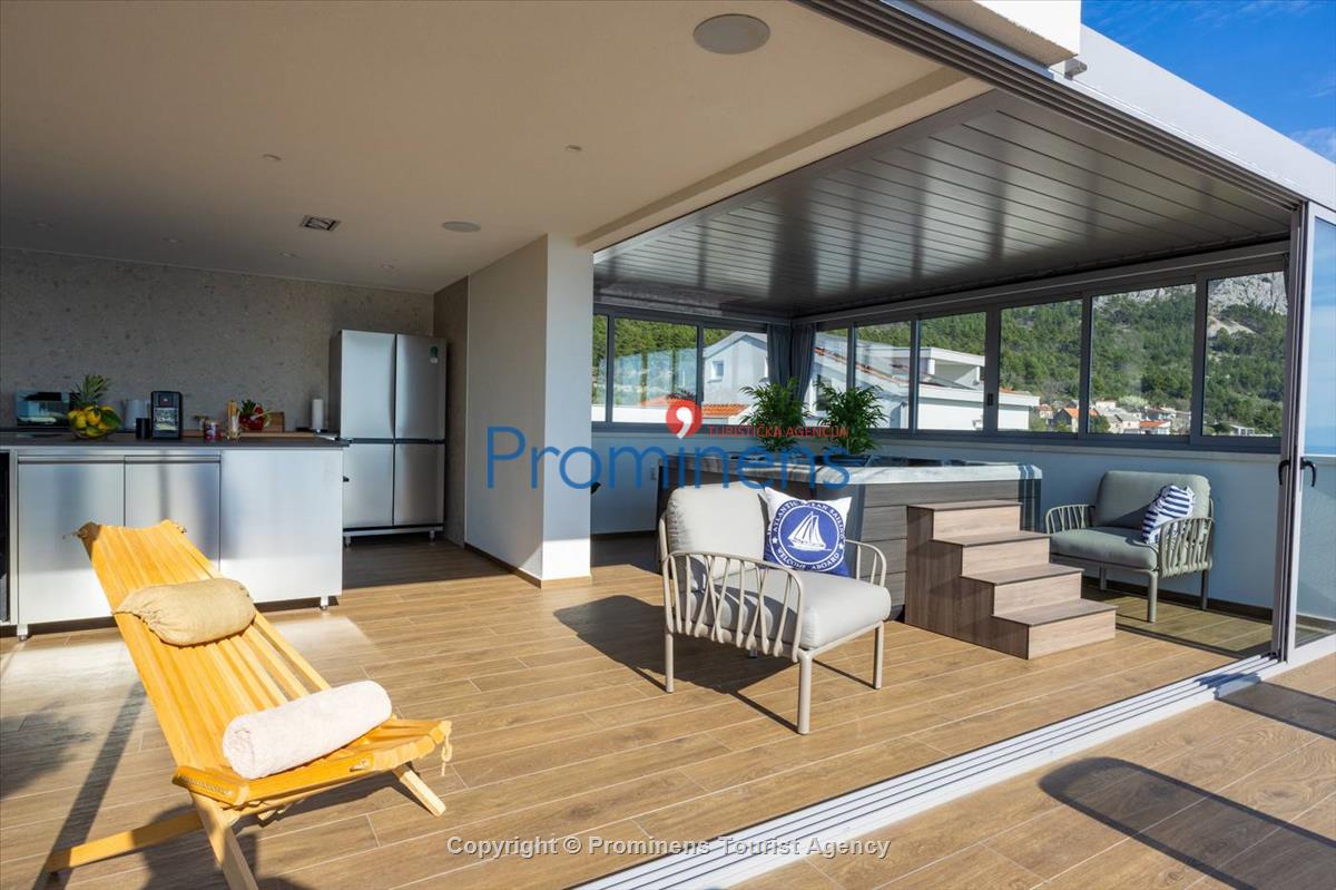 Luxus Penthouse Sara mit Meerblick, Dachterrasse mit Whirlpool, Sonnenliegen, Essbereich und Küche,  Parkplatz , E Ladestation inklusive. 