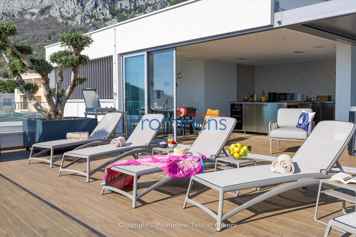 Luxus Penthouse Sara mit Meerblick, Dachterrasse mit Whirlpool, Sonnenliegen, Essbereich und Küche,  Parkplatz , E Ladestation inklusive. 