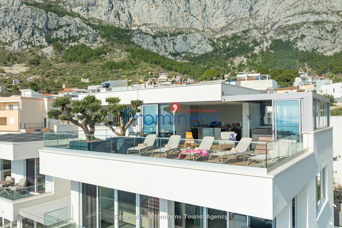 Luxus Penthouse Sara mit Meerblick, Dachterrasse mit Whirlpool, Sonnenliegen, Essbereich und Küche,  Parkplatz , E Ladestation inklusive. 