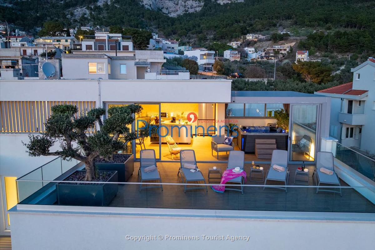 Luxus Penthouse Sara mit Meerblick, Dachterrasse mit Whirlpool, Sonnenliegen, Essbereich und Küche,  Parkplatz , E Ladestation inklusive. 