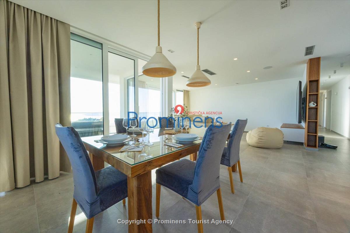 Luxus Penthouse Sara mit Meerblick, Dachterrasse mit Whirlpool, Sonnenliegen, Essbereich und Küche,  Parkplatz , E Ladestation inklusive. 