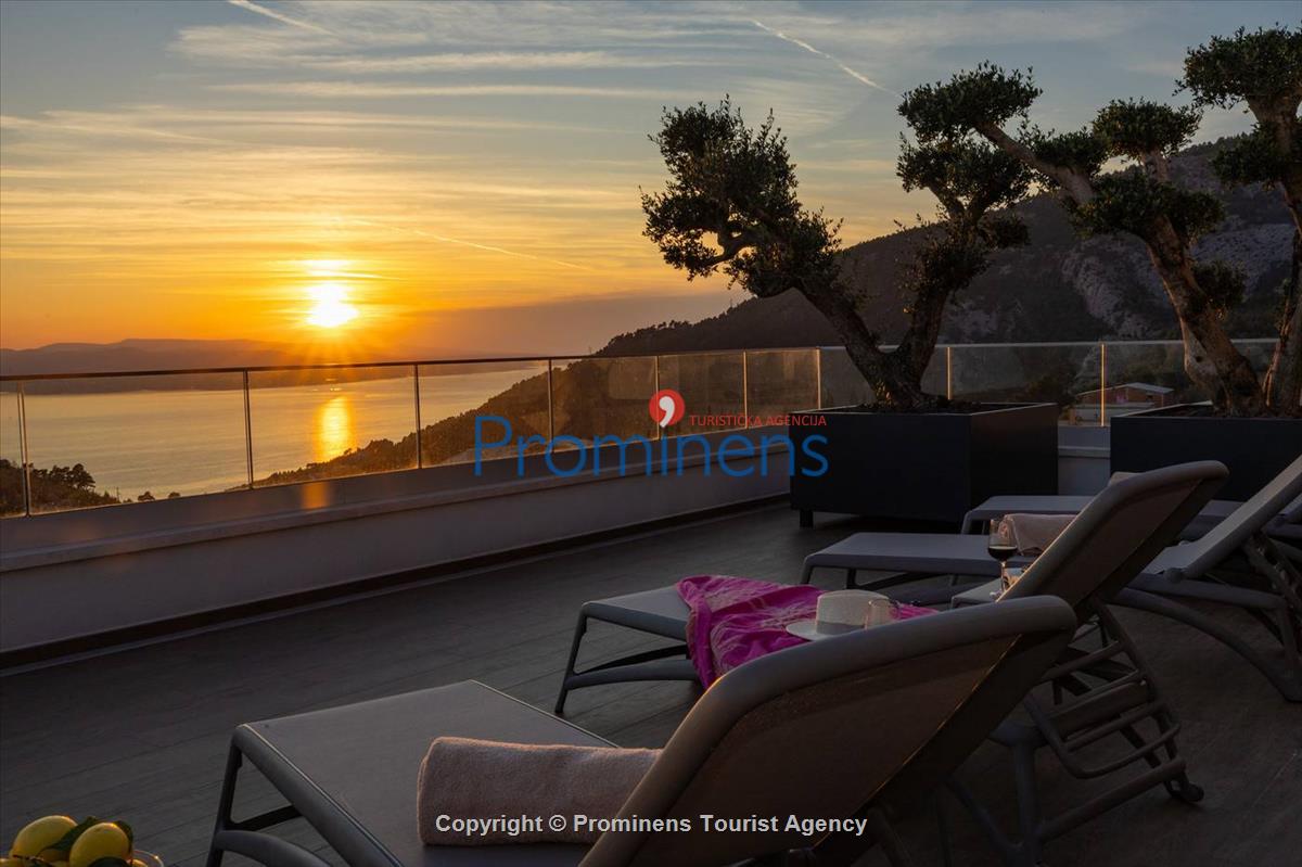 Luxus Penthouse Sara mit Meerblick, Dachterrasse mit Whirlpool, Sonnenliegen, Essbereich und Küche,  Parkplatz , E Ladestation inklusive. 