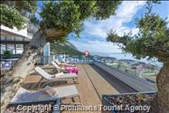 Luxus Penthouse Sara mit Meerblick, Dachterrasse mit Whirlpool, Sonnenliegen, Essbereich und Küche,  Parkplatz , E Ladestation inklusive. 
