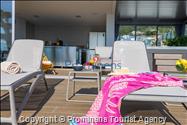 Luxus Penthouse Sara mit Meerblick, Dachterrasse mit Whirlpool, Sonnenliegen, Essbereich und Küche,  Parkplatz , E Ladestation inklusive. 
