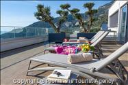 Luxus Penthouse Sara mit Meerblick, Dachterrasse mit Whirlpool, Sonnenliegen, Essbereich und Küche,  Parkplatz , E Ladestation inklusive. 