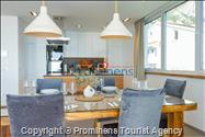 Luxus Penthouse Sara mit Meerblick, Dachterrasse mit Whirlpool, Sonnenliegen, Essbereich und Küche,  Parkplatz , E Ladestation inklusive. 