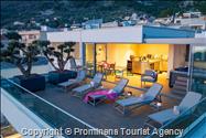Luxus Penthouse Sara mit Meerblick, Dachterrasse mit Whirlpool, Sonnenliegen, Essbereich und Küche,  Parkplatz , E Ladestation inklusive. 