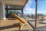 Luxus Penthouse Sara mit Meerblick, Dachterrasse mit Whirlpool, Sonnenliegen, Essbereich und Küche,  Parkplatz , E Ladestation inklusive. 