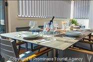 Luxus Penthouse Sara mit Meerblick, Dachterrasse mit Whirlpool, Sonnenliegen, Essbereich und Küche,  Parkplatz , E Ladestation inklusive. 