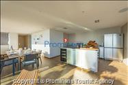 Luxus Penthouse Sara mit Meerblick, Dachterrasse mit Whirlpool, Sonnenliegen, Essbereich und Küche,  Parkplatz , E Ladestation inklusive. 