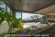 Luxus Penthouse Sara mit Meerblick, Dachterrasse mit Whirlpool, Sonnenliegen, Essbereich und Küche,  Parkplatz , E Ladestation inklusive. 