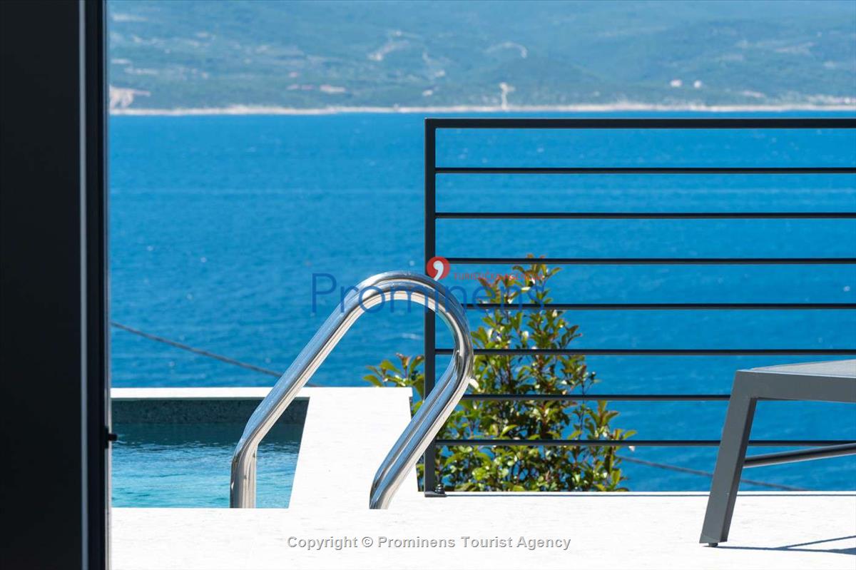 Villa Šime Brela – Pool, Meerblick, Fitnessraum, für 4 Personen