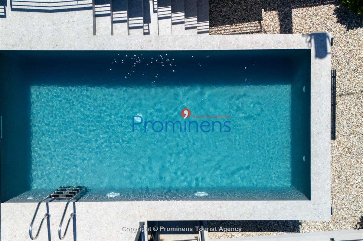 Villa Šime Brela – Pool, Meerblick, Fitnessraum, für 4 Personen