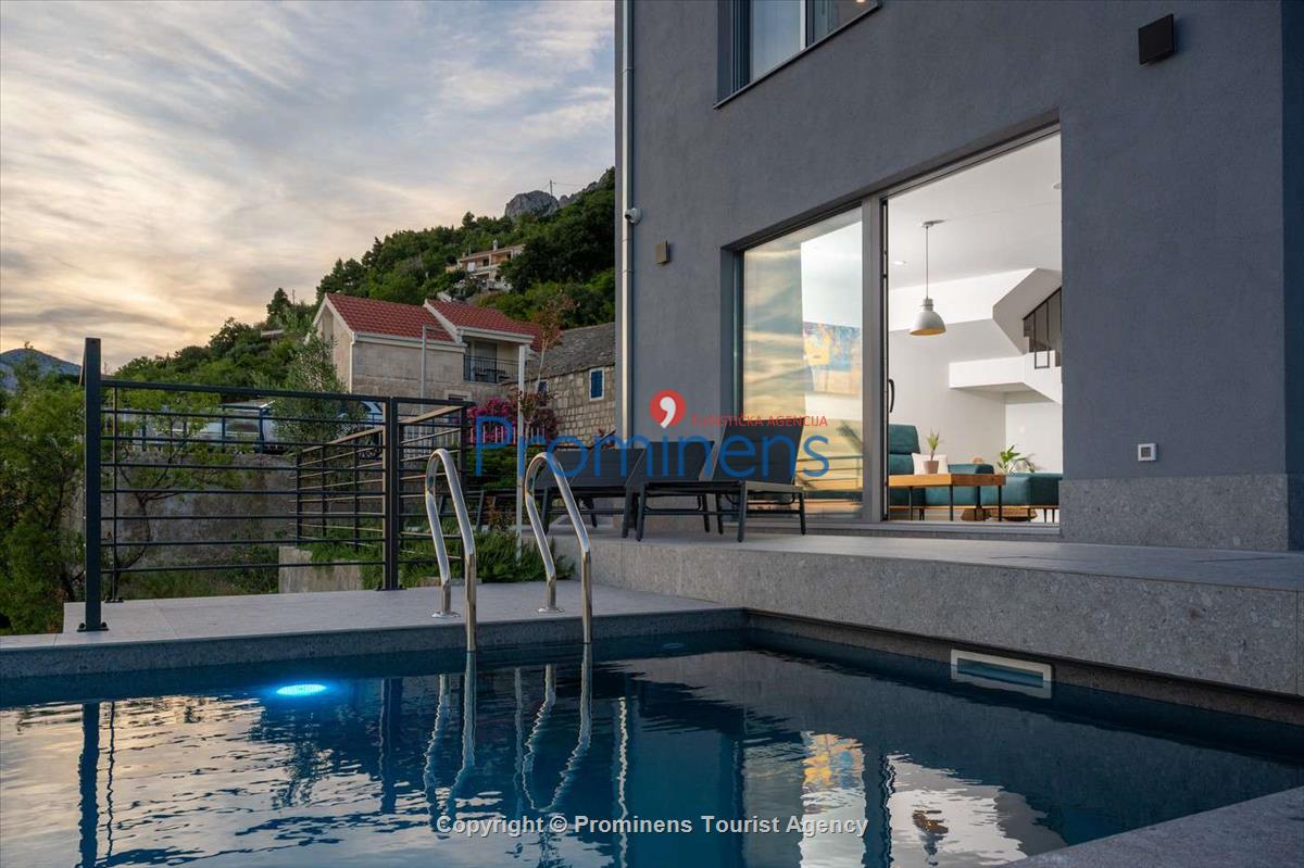 Villa Šime Brela – Pool, Meerblick, Fitnessraum, für 4 Personen