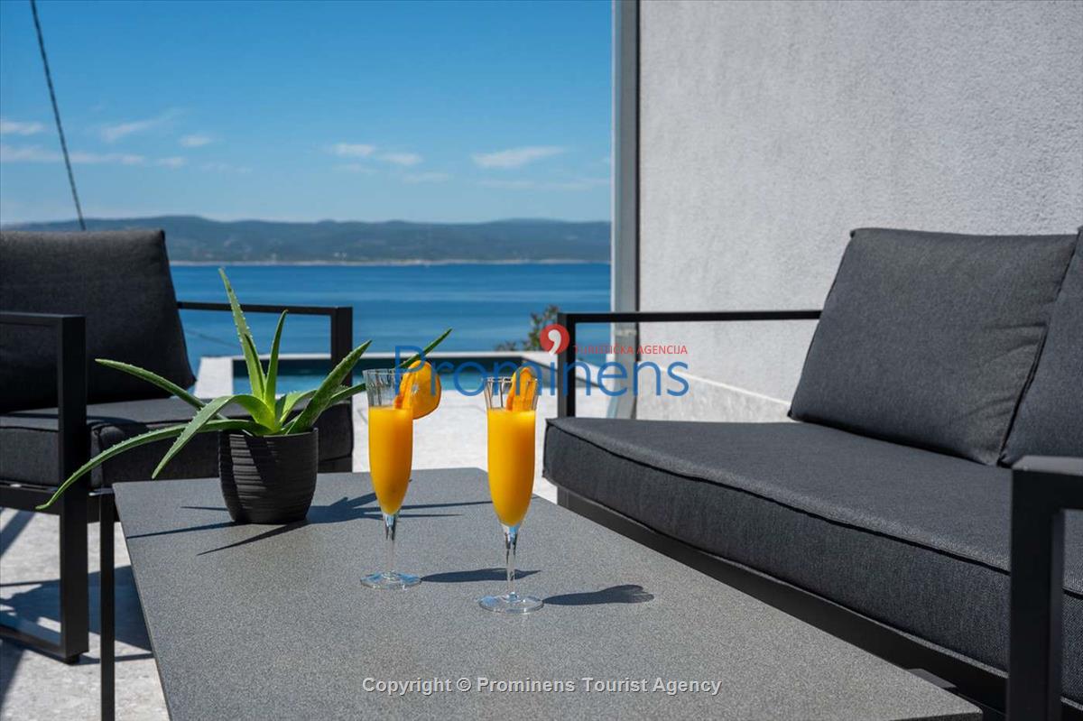 Villa Šime Brela – Pool, Meerblick, Fitnessraum, für 4 Personen
