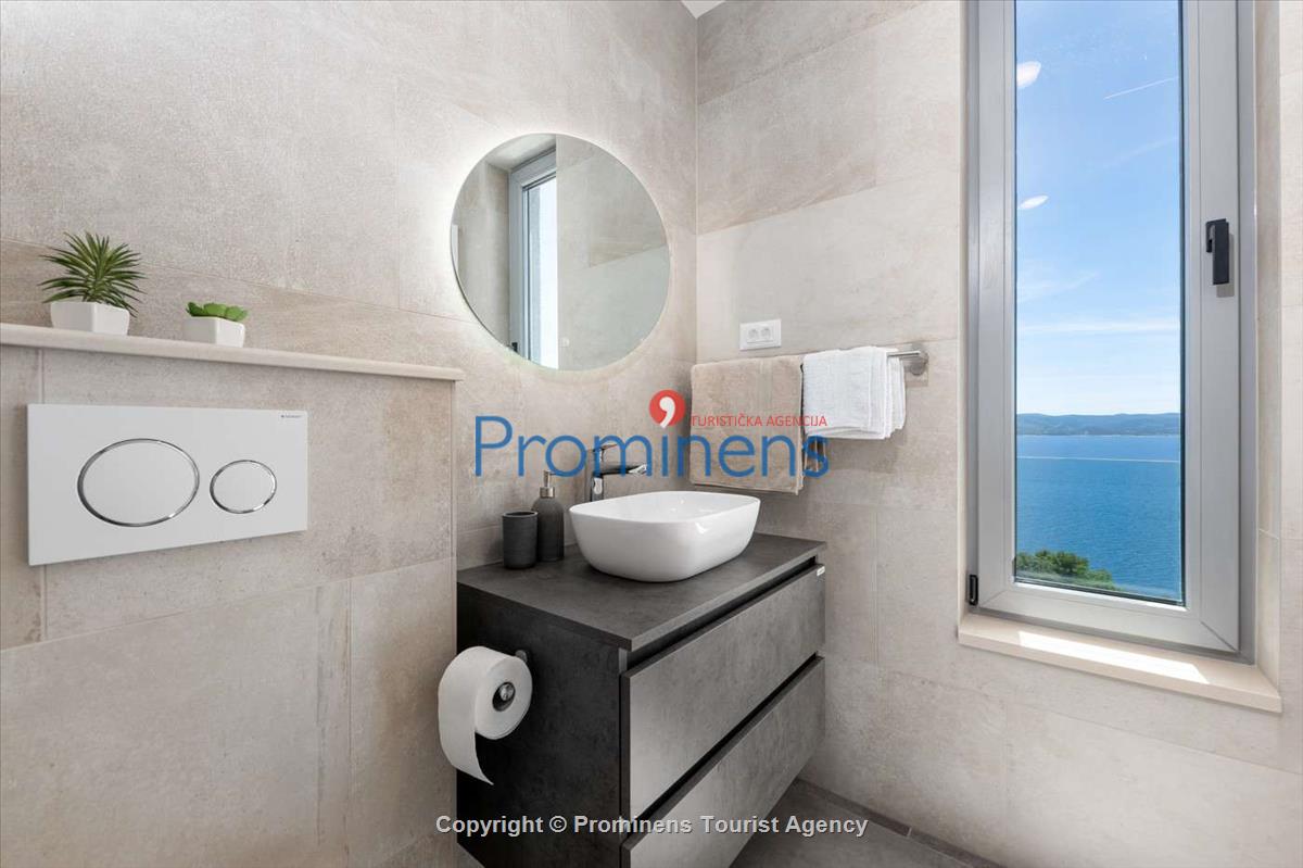 Villa Šime Brela – Pool, Meerblick, Fitnessraum, für 4 Personen