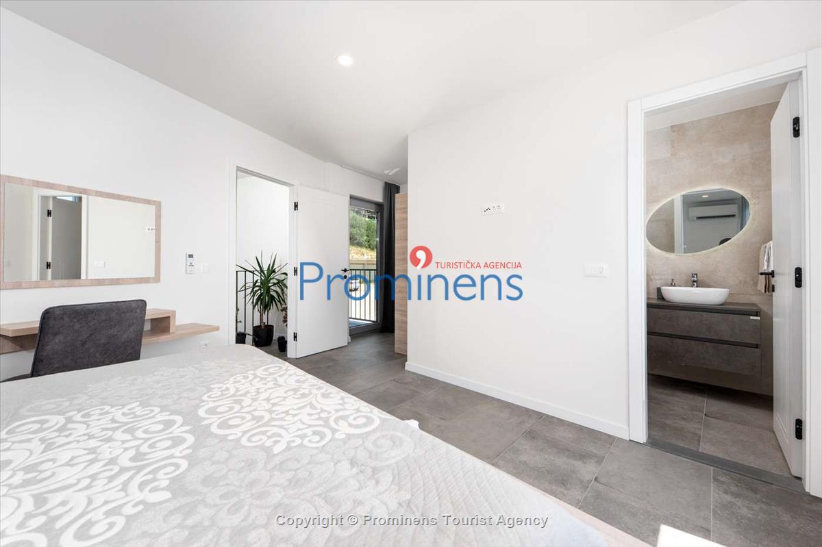 Villa Šime Brela – Pool, Meerblick, Fitnessraum, für 4 Personen