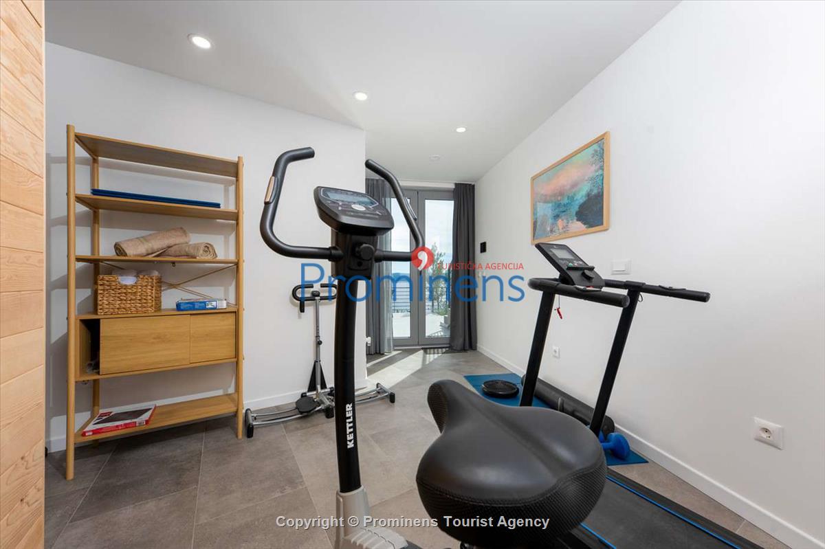 Villa Šime Brela – Pool, Meerblick, Fitnessraum, für 4 Personen