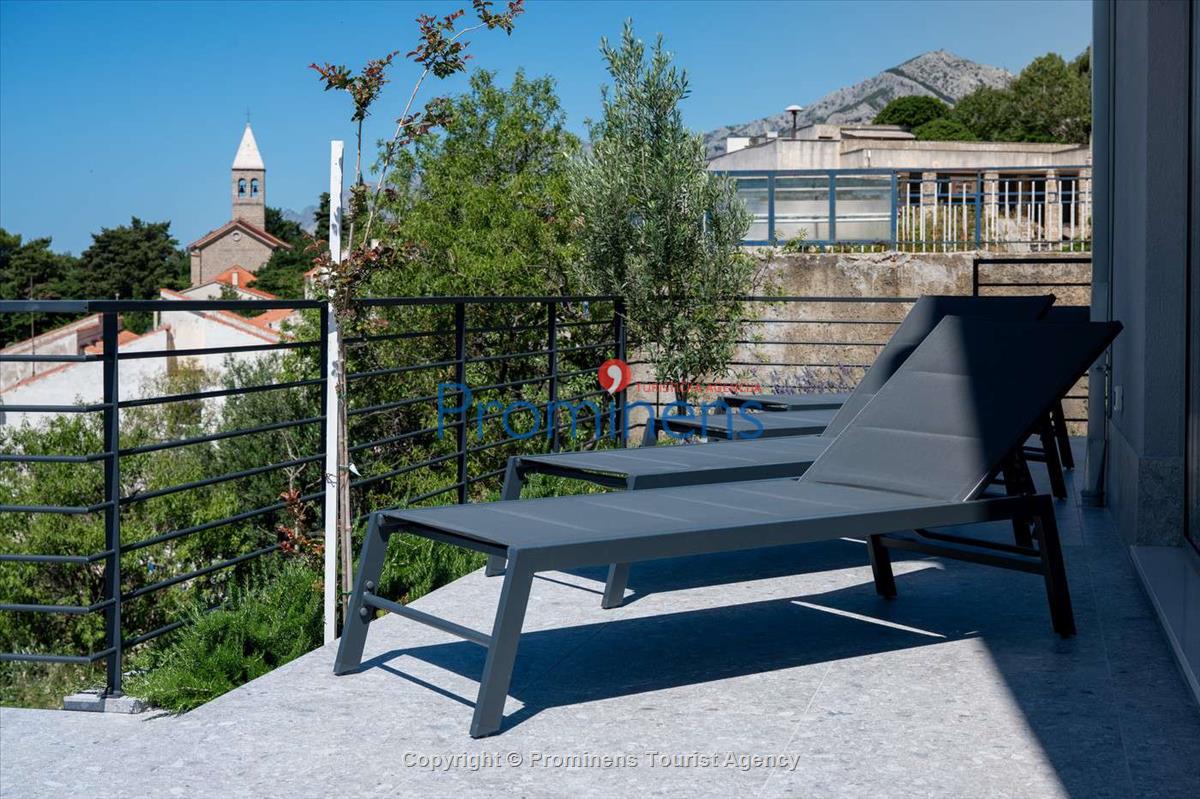 Villa Šime Brela – Pool, Meerblick, Fitnessraum, für 4 Personen