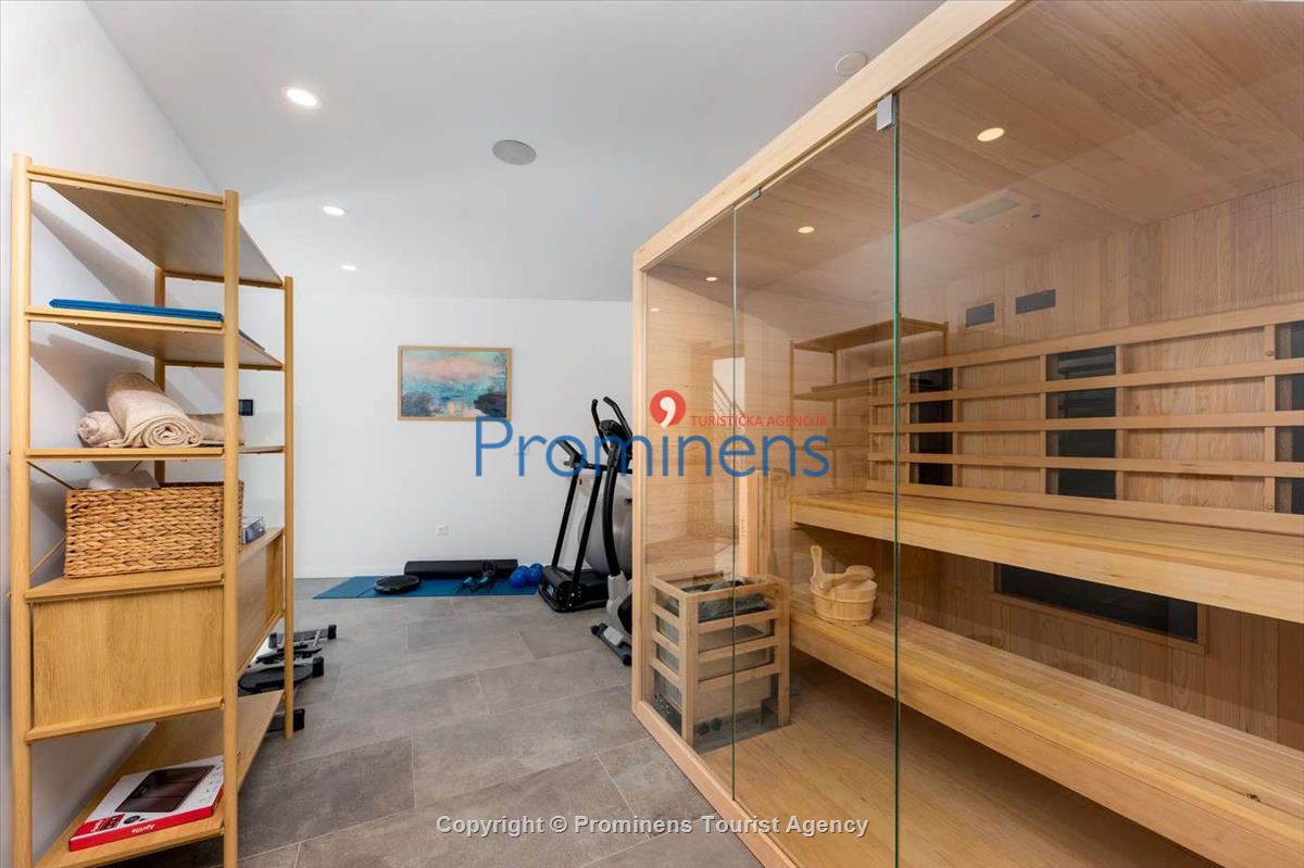 Villa Šime Brela – Pool, Meerblick, Fitnessraum, für 4 Personen