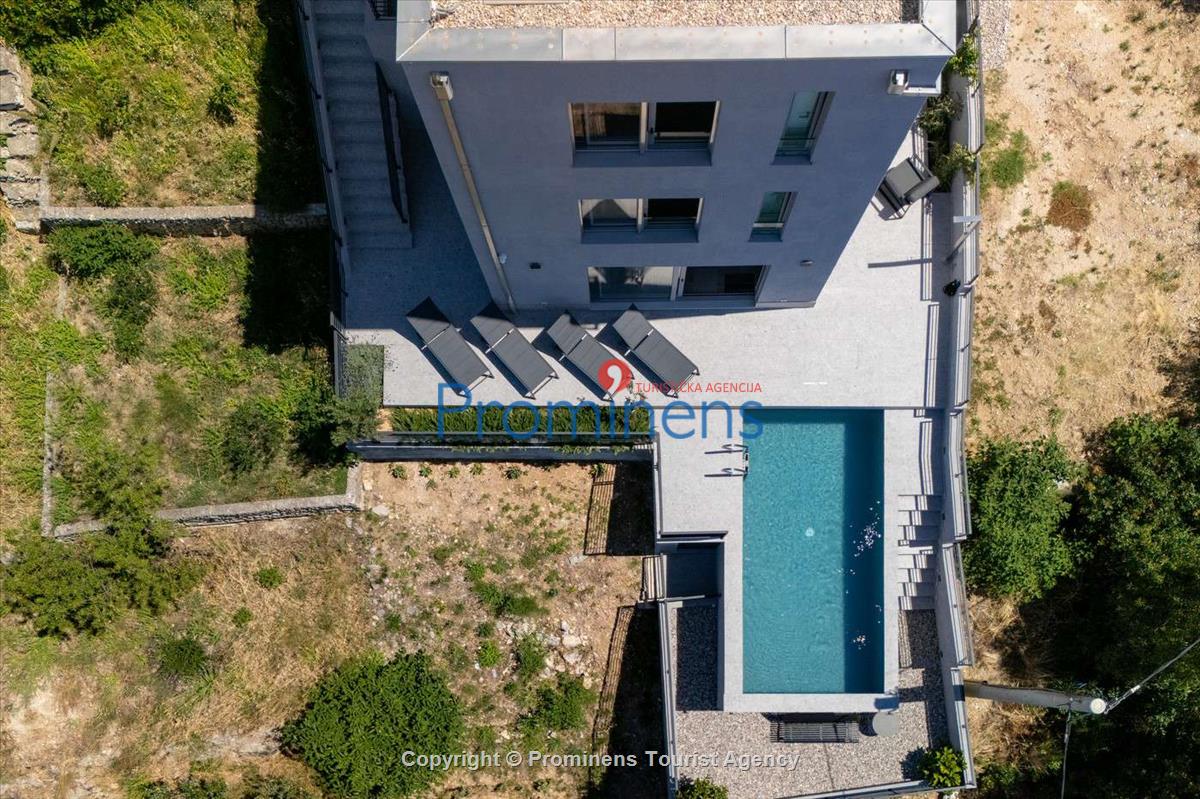 Villa Šime Brela – Pool, Meerblick, Fitnessraum, für 4 Personen