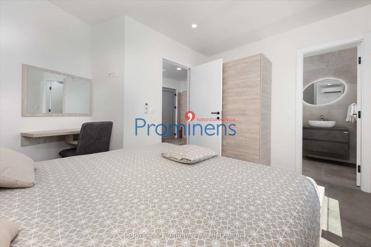 Villa Šime Brela – Pool, Meerblick, Fitnessraum, für 4 Personen