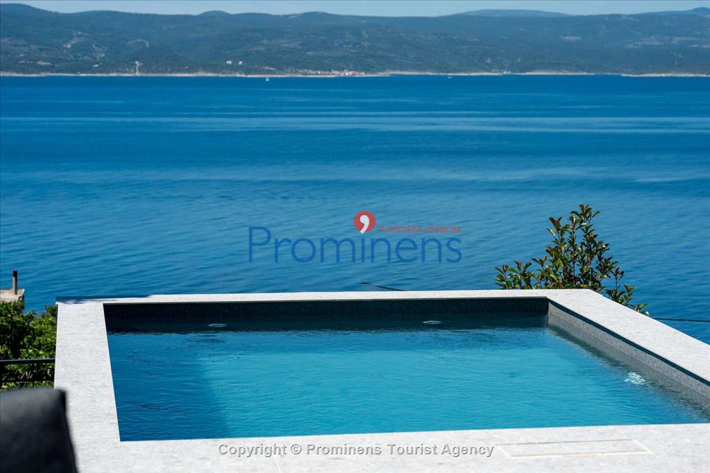 Villa Šime Brela – Pool, Meerblick, Fitnessraum, für 4 Personen