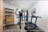 Villa Šime Brela – Pool, Meerblick, Fitnessraum, für 4 Personen