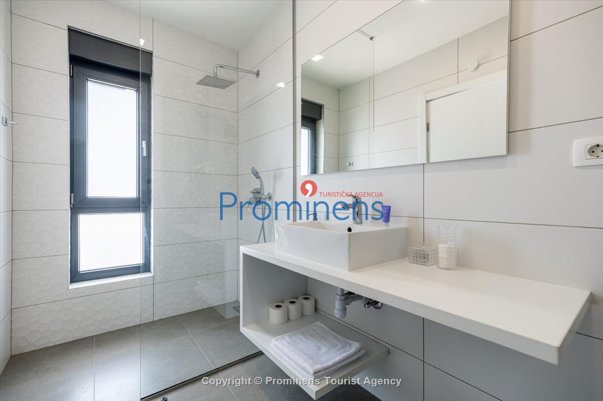 Villa Hota Makarska – Beheizter Pool, Whirlpool, Sauna, Fitnessraum, für 8 Personen
