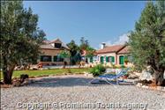 Villa Natura Rustika mit Pool auf der Insel Hvar, Urlaub in Dalmatien  Alleinstehende Villa auf 8.500 qm Grundstueck