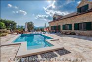 Villa Natura Rustika mit Pool auf der Insel Hvar, Urlaub in Dalmatien  Alleinstehende Villa auf 8.500 qm Grundstueck