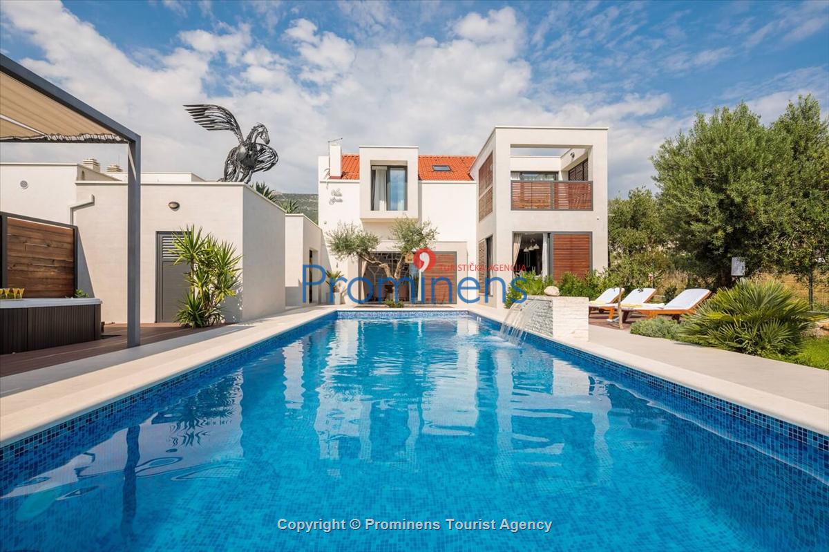 Luxuriöse Villa Greta zwischen Split und Trogir. Platz für bis zu 15 Gäste mit 6 Schl.Zi. privatem Pool, Fitnessraum, 