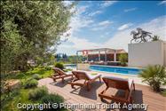 Luxuriöse Villa Greta zwischen Split und Trogir. Platz für bis zu 15 Gäste mit 6 Schl.Zi. privatem Pool, Fitnessraum, 