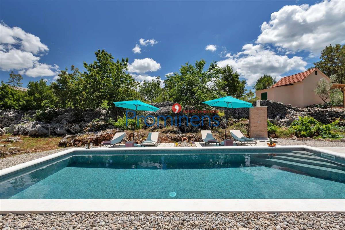 Entspannen Sie in der Ferienvilla Danica an der Makarska Riviera  Urlaub in einer komfortablen  alleinstehenden Villa mit privatem Pool 