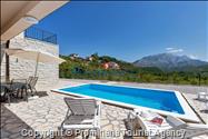 Alleinstehendes Ferienhaus mit Pool und drei Schlafzimmern an der Makarska Riviera. Ideal fuer Familien mit Kindern