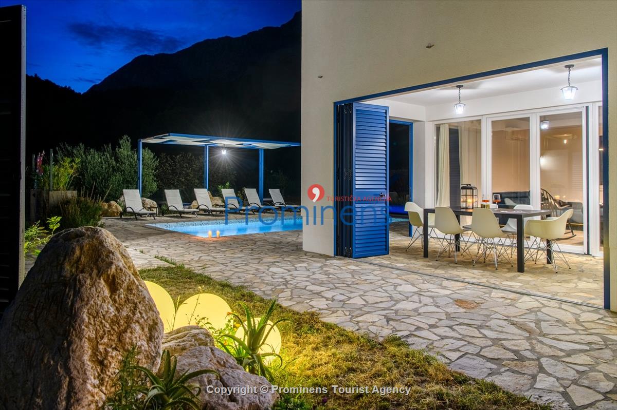 Ruhig gelegenes Ferienhaus mit beheiztem Pool und drei Schlafzimmern an der atemberaubenden Makarska Riviera in Kroatien