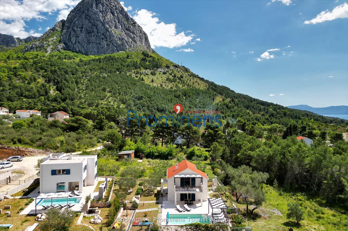 Ruhig gelegenes Ferienhaus mit beheiztem Pool und drei Schlafzimmern an der atemberaubenden Makarska Riviera in Kroatien