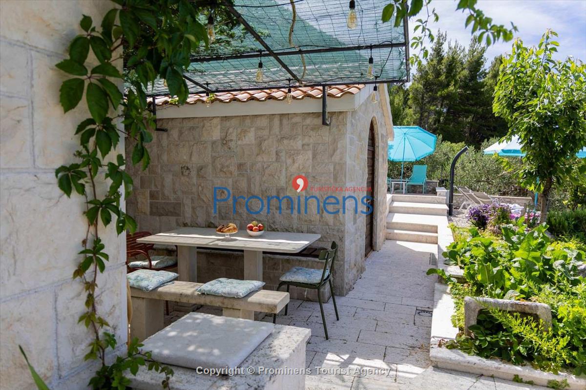 Alleinstehende Villa Kety mit Pool in Makarska, Atemberaubende Natur, Meerblick und beheizter Pool