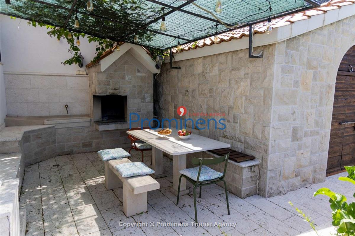 Alleinstehende Villa Kety mit Pool in Makarska, Atemberaubende Natur, Meerblick und beheizter Pool