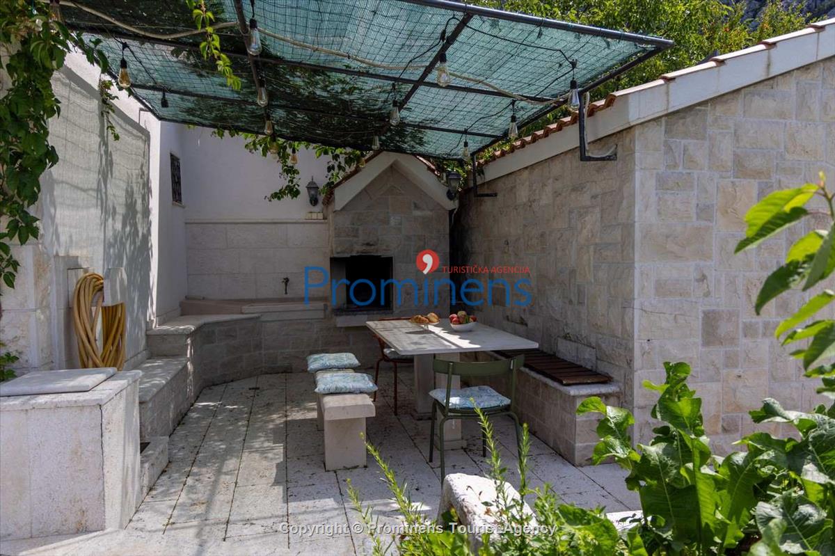 Alleinstehende Villa Kety mit Pool in Makarska, Atemberaubende Natur, Meerblick und beheizter Pool