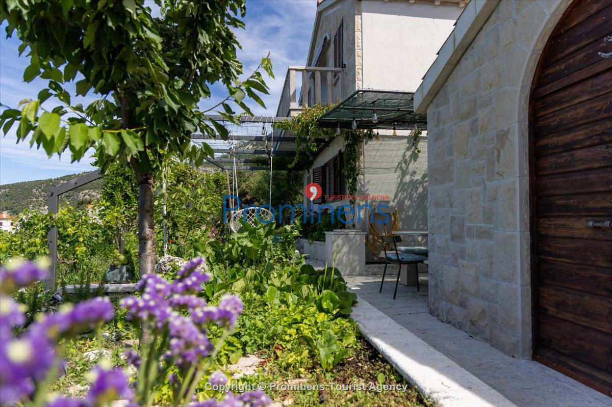 Alleinstehende Villa Kety mit Pool in Makarska, Atemberaubende Natur, Meerblick und beheizter Pool