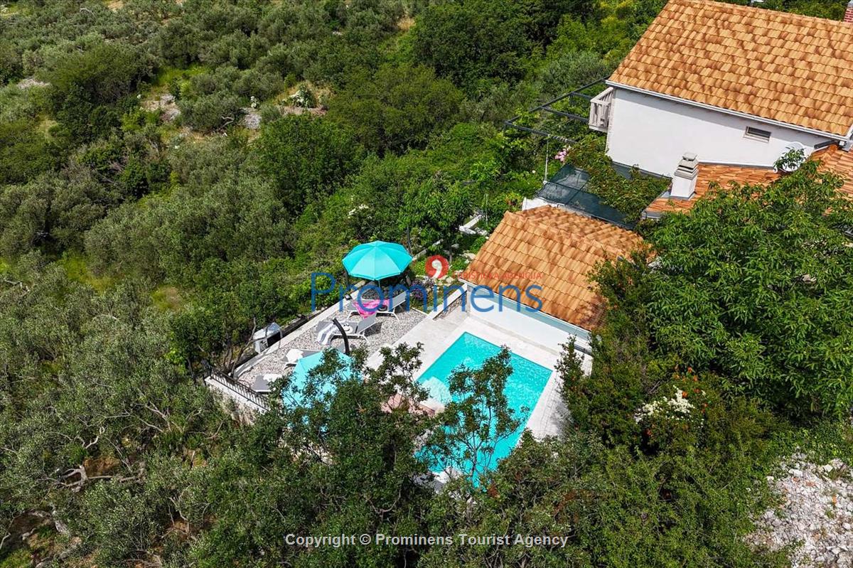 Alleinstehende Villa Kety mit Pool in Makarska, Atemberaubende Natur, Meerblick und beheizter Pool